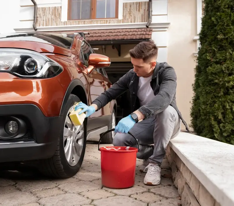Lavage auto à domicile Labathude : professionnel intervenant sur un véhicule